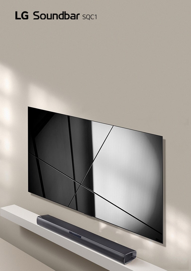La soundbar LG SQC1 e il TV LG sono collocati insieme nel soggiorno. Il TV è acceso e mostra un’immagine grafica.
